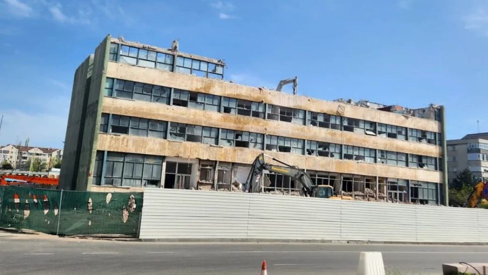Un fost colos industrial al României, ras de pe fața pământului de buldozere. Ce s-a ales din Electroputere Craiova - FOTO cu procesul de demolare