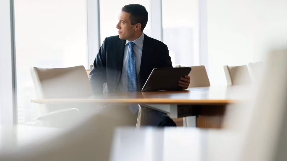 Bonusuri înainte de Paștele din 2025: cine sunt angajații de la stat care primesc apă minerală și tichete cadou