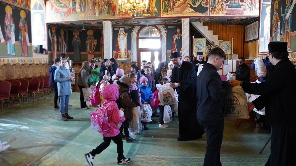 Peste 600 de copii din Galați, din localitățile afectate de inundații, vor primi îmbrăcăminte și încălțăminte de Paște