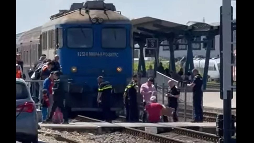 S-a legat cu lanț și lacăt în fața trenului, Incident șocant în gara din Târgu Mureș - FOTO/VIDEO