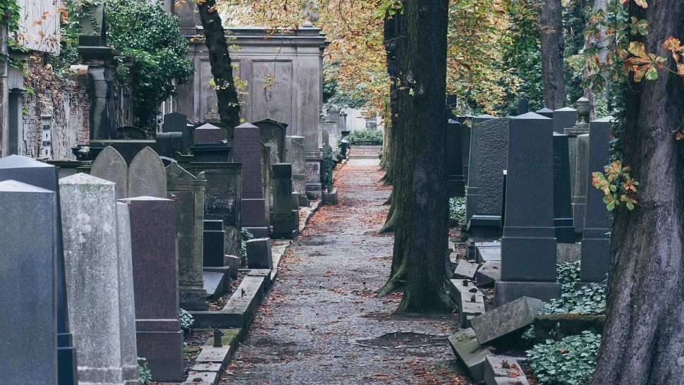 Mituri mai puțin știute: de ce bărbații nu se salută la înmormântări? O tradiție veche și neînțeleasă