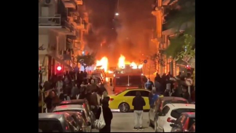 Zeci de indivizi mascați au atacat o secție de poliție. Huliganii au folosit cocktailuri Molotov, artificii și pietre