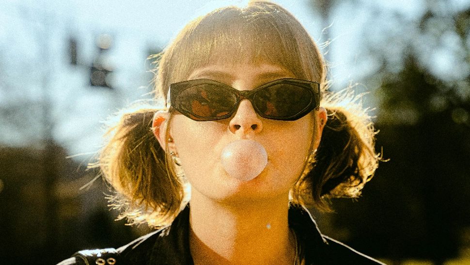 Ce pericole se ascund în guma de mestecat. La ce sunt expuși consumatorii