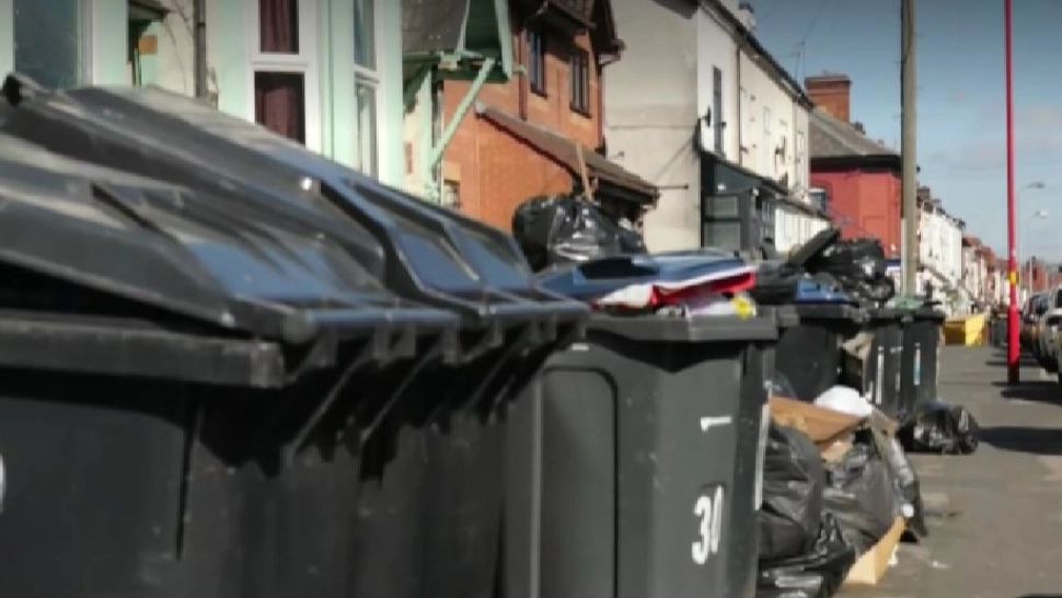 Orașul care a fost îngropat sub gunoaie. S-a declarat STARE DE URGENȚĂ din cauza tonelor de deșeuri de pe străzi