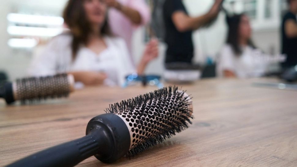 Cum să cureți corect peria de păr. Soluția naturală care te va ajuta să o igienizezi cât ai clipi