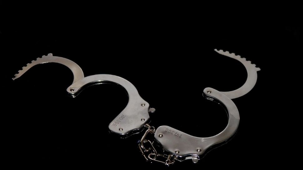 Escrocherie de proporții la Oradea: bărbat acuzat de 55 de fapte de înșelăciune. Păcălea oamenii să investească într-o afacere cu uși