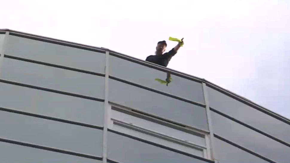 Protest extrem după decizia instanței supreme: Un bărbat s-a urcat pe acoperișul ÎCCJ și cere turul doi înapoi 