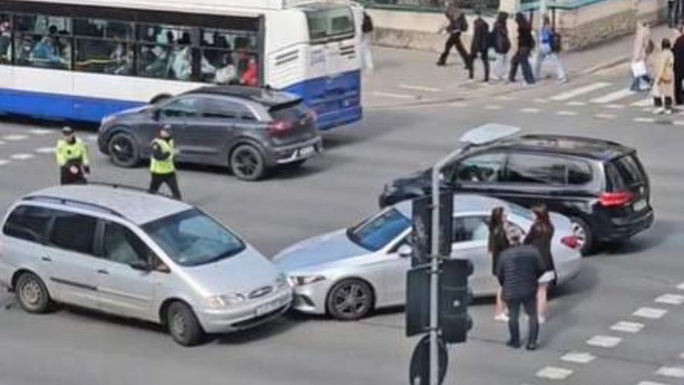 Ședință foto în urma unui accident rutier: două șoferițe au transformat momentul într-o sesiune foto până la sosirea oamenilor legii