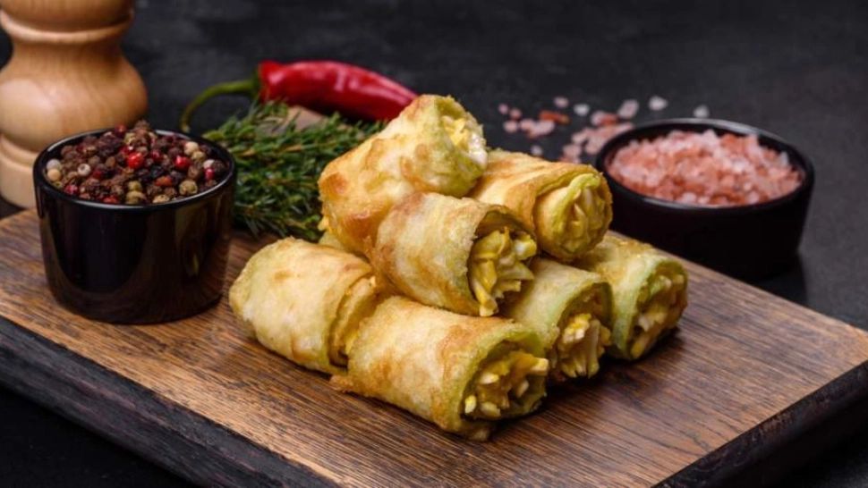 REȚETĂ DE POST! Rulouri crocante cu dovlecei și legume – o gustare rapidă, sănătoasă și plină de savoare