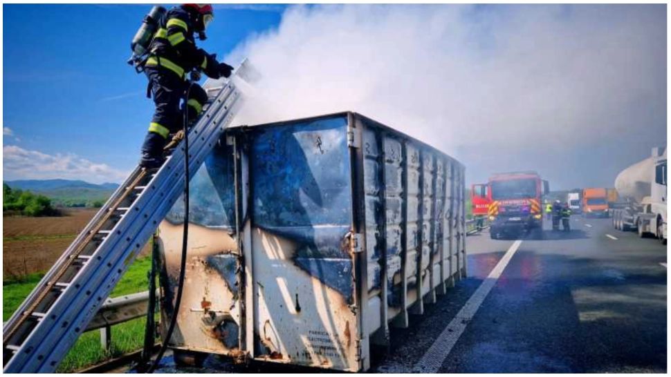 Alertă pe autostrada A1! Un camion încărcat cu deșeuri de cauciuc a luat foc, în zona Ilia-Dobra