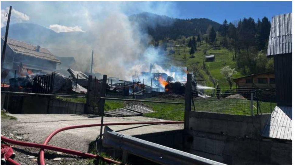 Incendiu de proporții în Maramureș. Două case și și patru anexe gospodărești din orașul Borșa, mistuite de flăcări