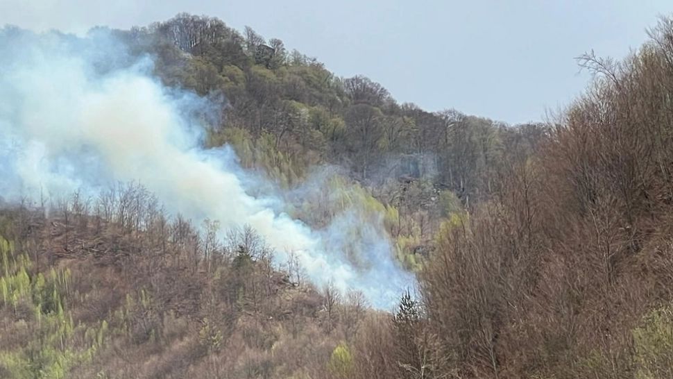 Incendiu devastator de vegetație în Argeș. Suprafața afectată este de 24 de hectare - peste 150 de pompieri acționează la fața locului alături de elicopterul Black Hawk
