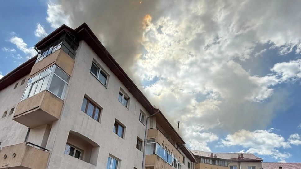 Incendiu devastator într-un bloc: 12 persoane evacuate, majoritatea vârstnici