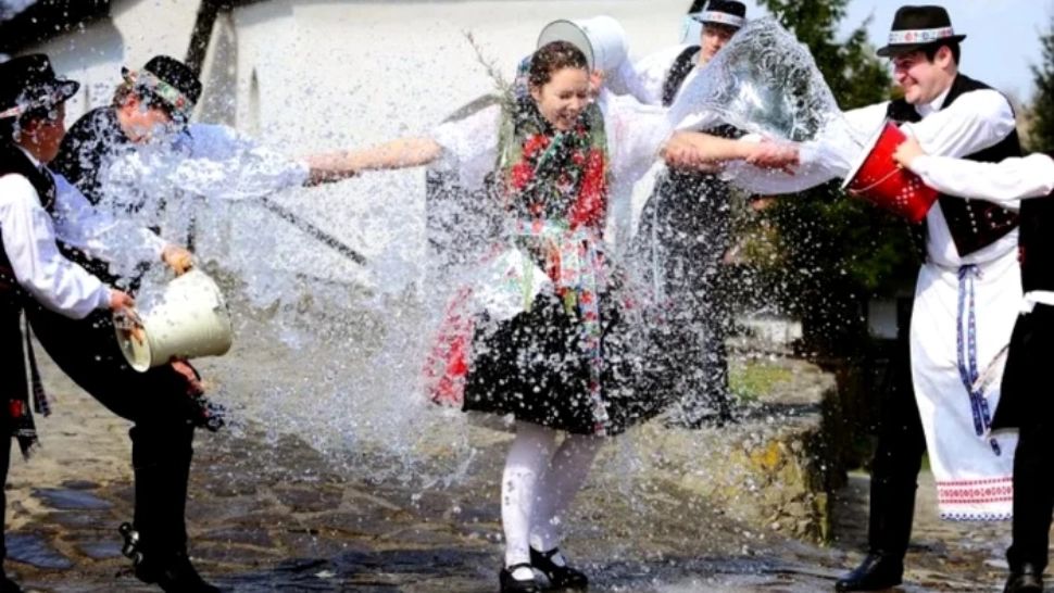 Tradiții, obiceiuri și superstitii, în a doua zi de Paște. Ce este stropitul fetelor nemăritate