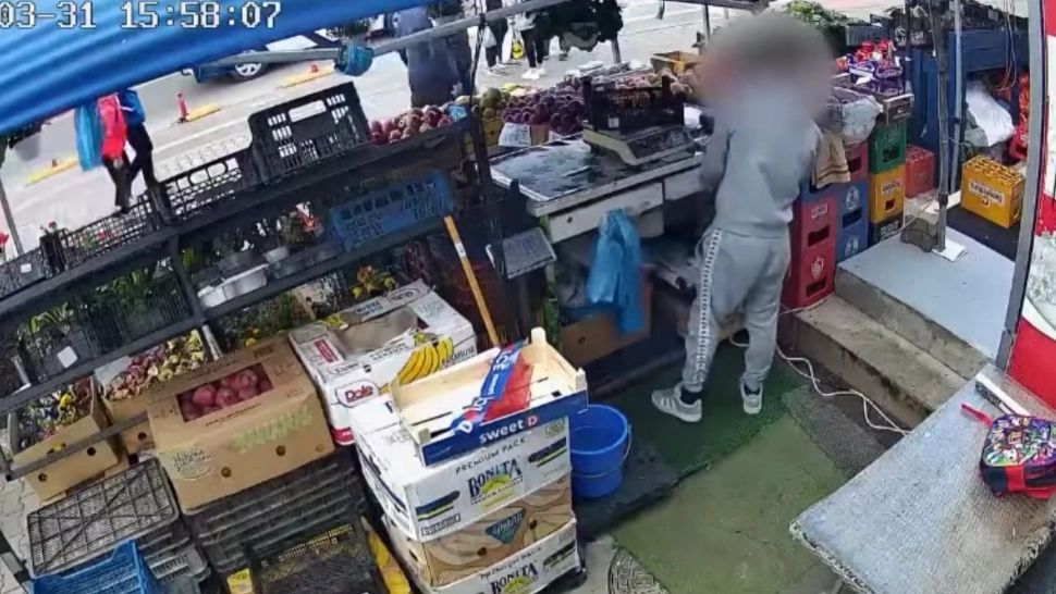 Furt în plină zi pe o stradă din Giurgiu! Un adolescent a fost surprins de camerele de supraveghere în timp ce fură banii din sertarul unei vânzătoare - VIDEO