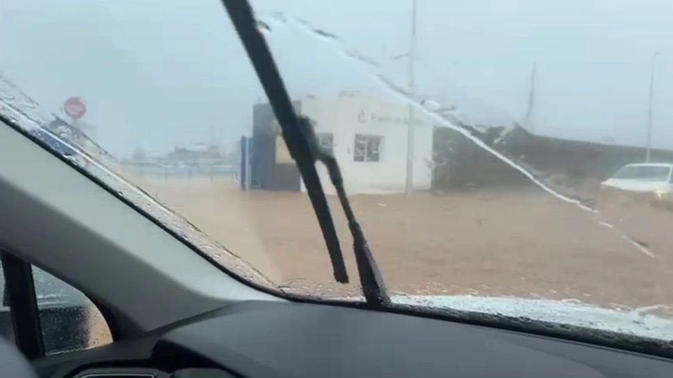 Inundații devastatoare în două destinații de vacanță. Drumuri blocate, locuințe afectate și alerte de vreme severă – VIDEO