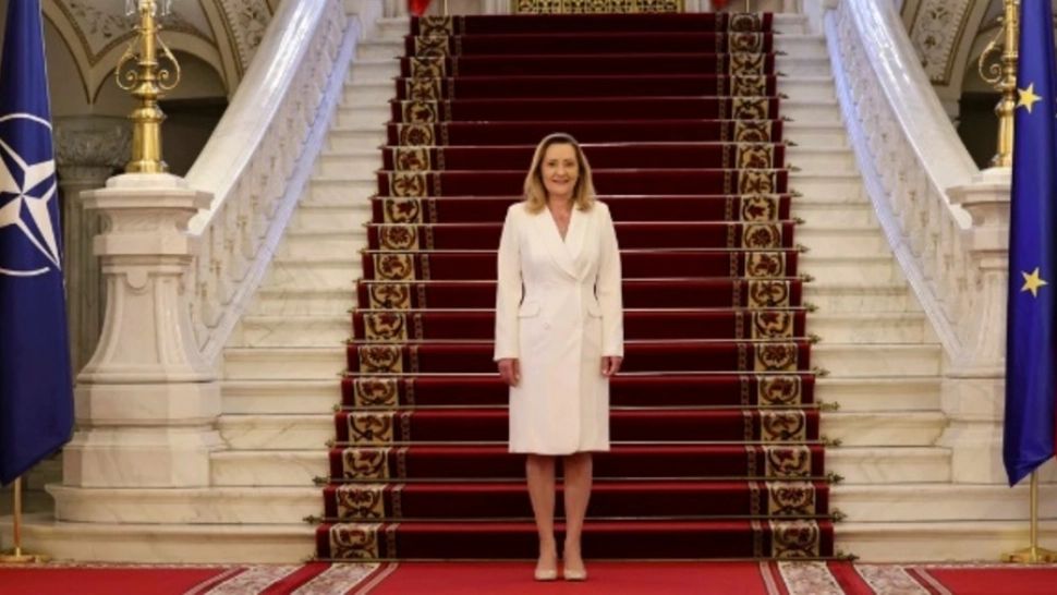 Cât costă rochia albă purtată de Elena Lasconi la prima dezbatere electorală