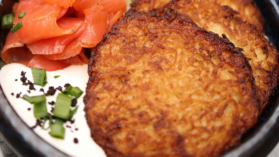 Rețeta de clătite evreiești. Latkes, un preparat hrănitor și foarte gustos