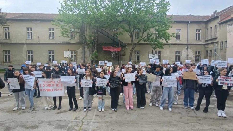 Situație revoltătoare la un liceu din Timişoara: închiriat ca spaţii pentru birouri şi hotel, cu cameră de masaj. Bărbați dezbrăcați, surprinși pe holuri de elevi