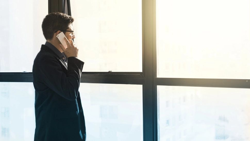 Alertă de securitate cibernetică: escroci se dau drept polițiști și reprezentanți ai BNR pentru a fura date bancare