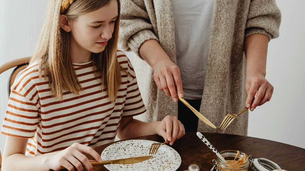 Reguli de bune maniere. Cum trebuie să te comporți când ești așezat la masă