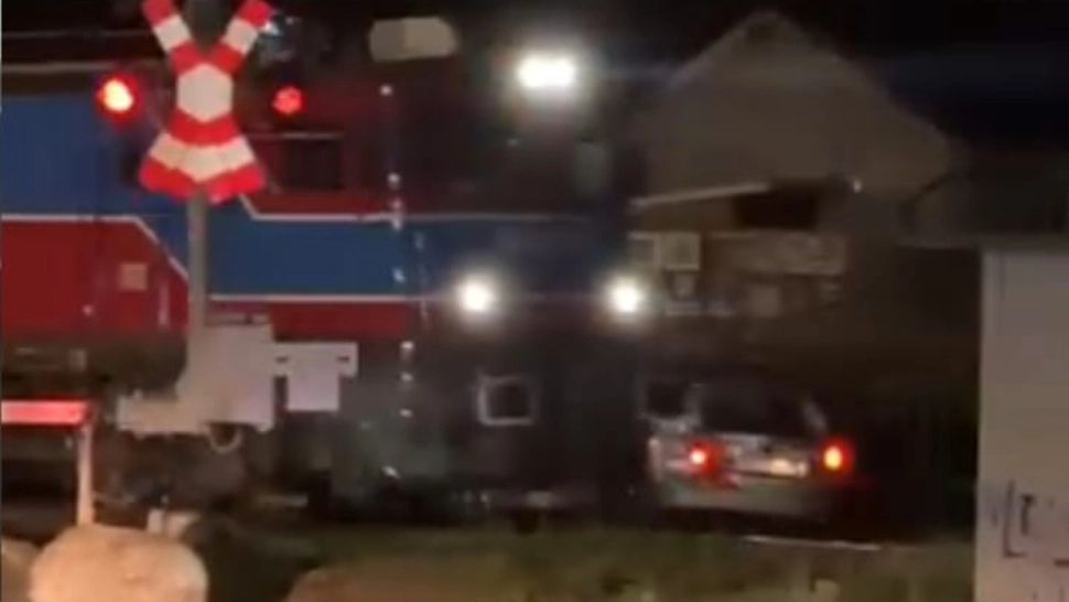 Accident terifiant la Bușteni: mașină spulberată de tren pe calea ferată. Momentul impactului, surprins pe camere