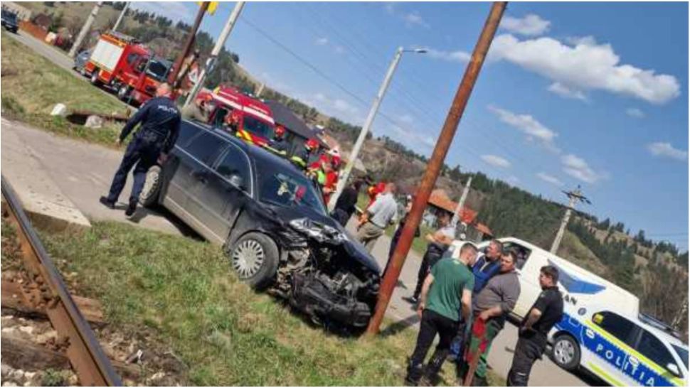 Accident grav în Harghita. O mașină în care se aflau trei persoane a fost lovită de tren. Care este starea victimelor 
