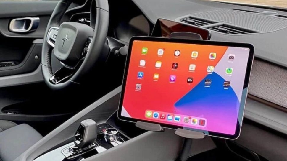 De ce ne luăm amendă dacă folosim telefonul la volan dar nu pățim nimic dacă butonăm tableta mașinii? Explicația unui polițist 