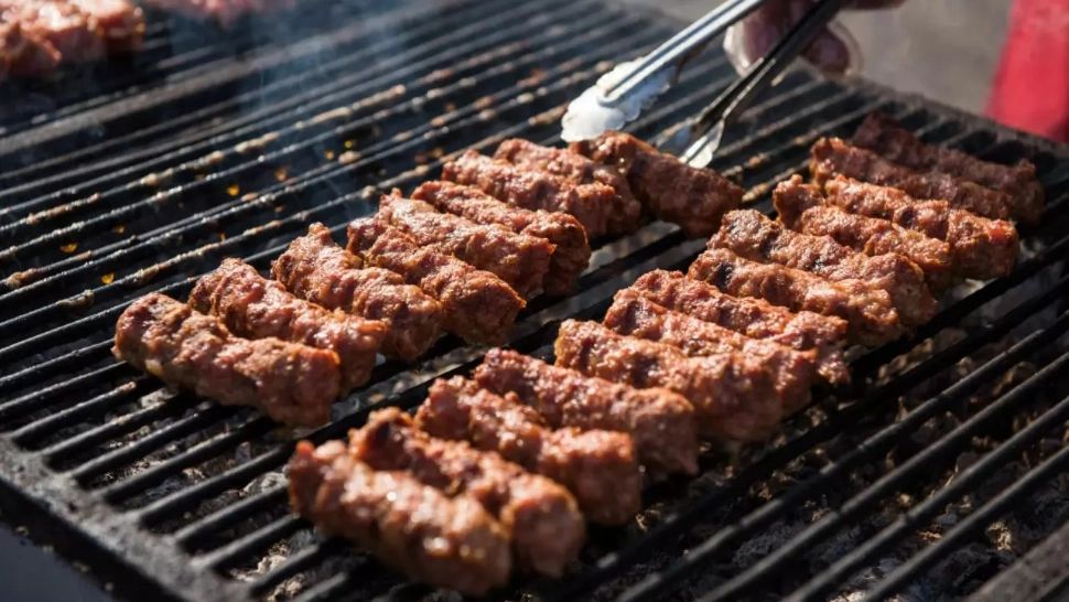 Rețeta de mici ca la Dedulești, Dealul Negru. Doar această combinație de ingrediente îi va da un gust desăvârșit