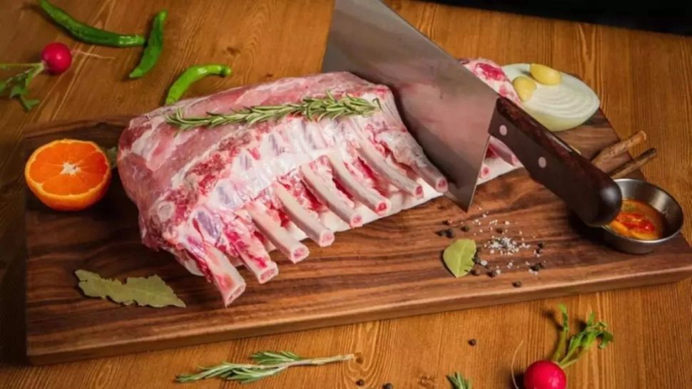 Cum deosebești carnea de miel de cea de câine. Sfaturi ca să nu fii păcălit de comercianții mincinoși