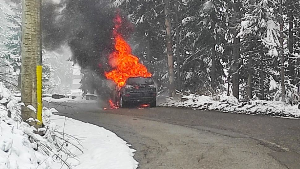 Mașină făcută scrum pe un drum de munte, în Suceava. Nu s-au înregistrat victime | FOTO