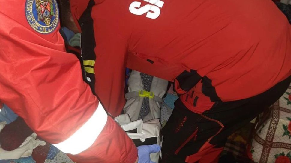 Intervenție contracronometru a salvamontiștilor pentru salvarea unei bătrâne rănite într-o zonă izolată