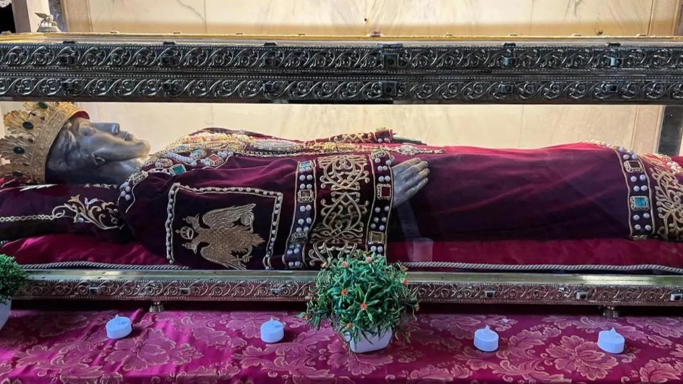 Moaștele Împărătesei Elena sunt depuse la Patriarhie. Este prima dată când una dintre cele mai însemnate relicve ale creștinătății ajunge în România