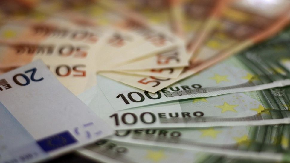 FRAUDĂ cu fonduri europene de aproape 100.000 de euro. O angajată a unui liceu din Reșita, plasată sub control judiciar