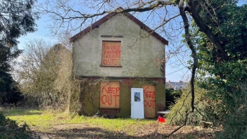 O casă ruinată, cu aspect sinistru și preț neașteptat de mare, a devenit atracția pieței imobiliare. Ce îi atrage pe oameni?