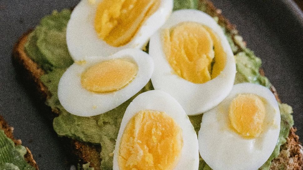 Câte ouă ai voie să mănânci pe zi. Ce se poate întâmpla dacă depășești cantitatea recomandată? 