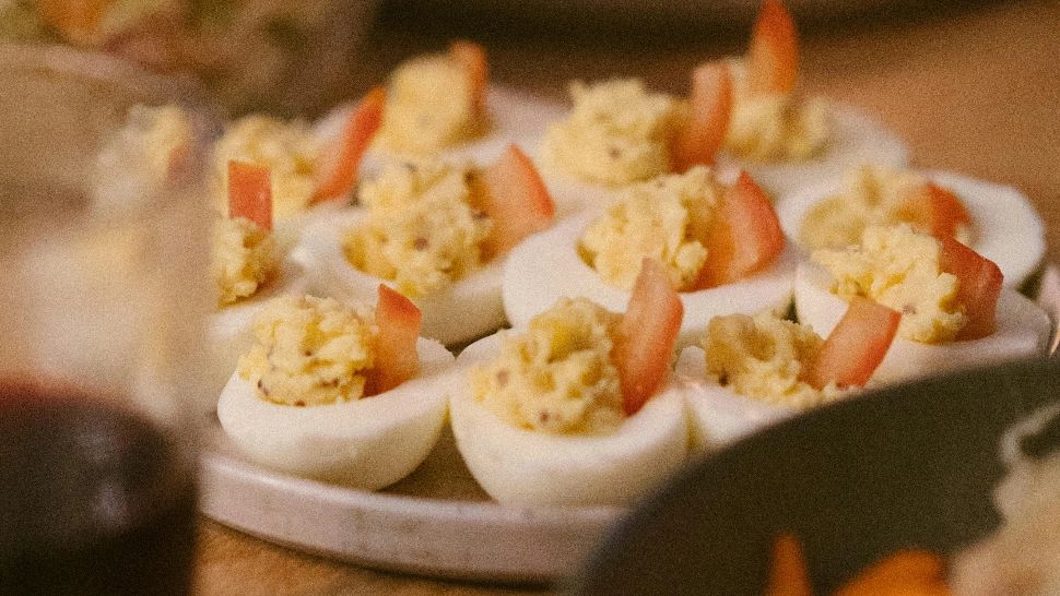 Rețeta delicioasă de ouă umplute pentru Paște. Ingredientul secret care îi conferă o textură fină