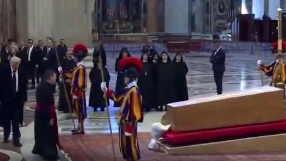 Trump intervine în alegerea noului suveran pontif. Raymond Burke, preferatul președintelui SUA pentru poziția de Papă