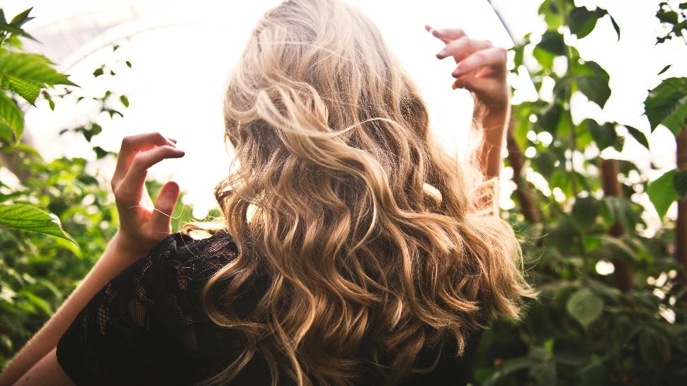 Cele 4 ingrediente din bucătărie cu care îți poți prepara singură vopseaua de păr. Vei scăpa de firele albe imediat