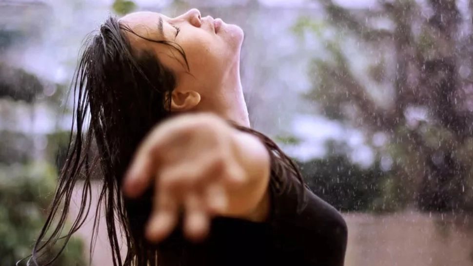  Poți face meningită doar pentru că ai ieșit afară cu părul ud? Răspunsul din spatele mitului