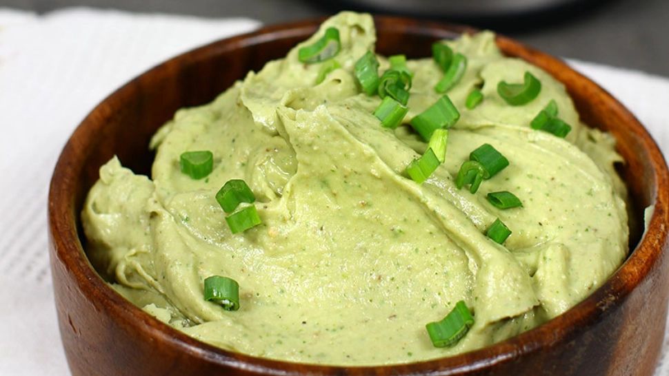 Pastă de fasole cu avocado și usturoi. Rețeta recomandată de unul dintre cei mai cunoscuți DIABETOLOGI. Care sunt avantajele pentru sănătate?