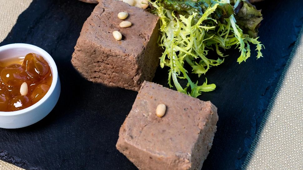 Secretul celui mai delicios pate din ficăței de pasăre. Aperitivul care nu trebuie să-ți lipsească niciodată din frigider