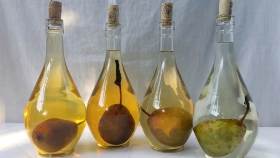 Trucul folosit de bunicii noștri pentru a pune para în sticla de țuică. Este nevoie de multă răbdare și pricepere 