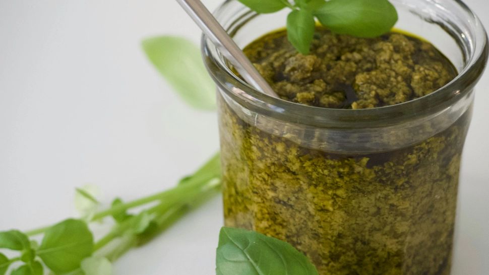 Cum să prepari cel mai bun pesto din usturoi, potrivit pentru carnea la grătar