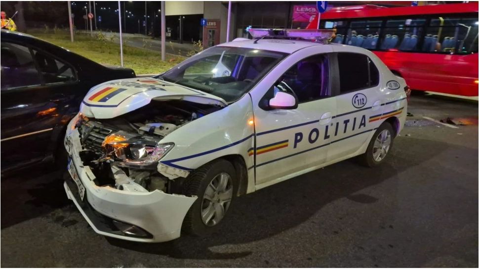 Autospecială de Poliţie, implicată într-un accident rutier grav în Alba-Iulia. Două persoane au fost rănite 