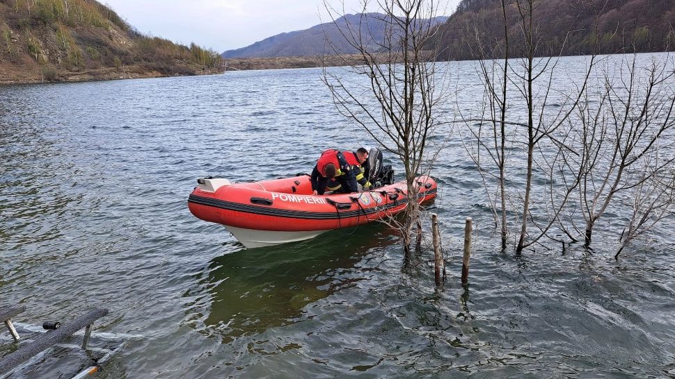 S-au reluat căutările tânărului care a dispărut în apele lacului Siriu. 7 scafandri sunt în căutarea trupului