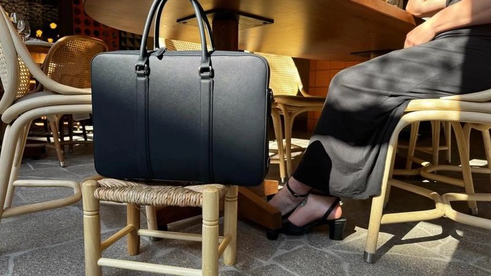 „Tactica poșetei” devine din ce în ce mai răspândită. Cum înșeală escrocii vigilența ospătarilor și se bucură de mese copioase gratis