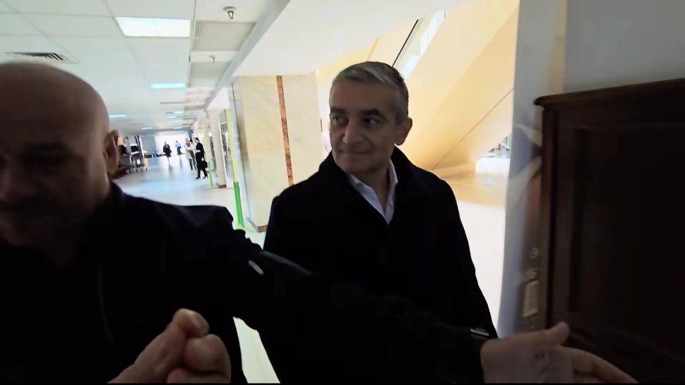 Tupeu incredibil al primarului castelan de la Sinaia. Edilul acuzat de luate de mită a venit cu bodyguarzi la tribunal - VIDEO