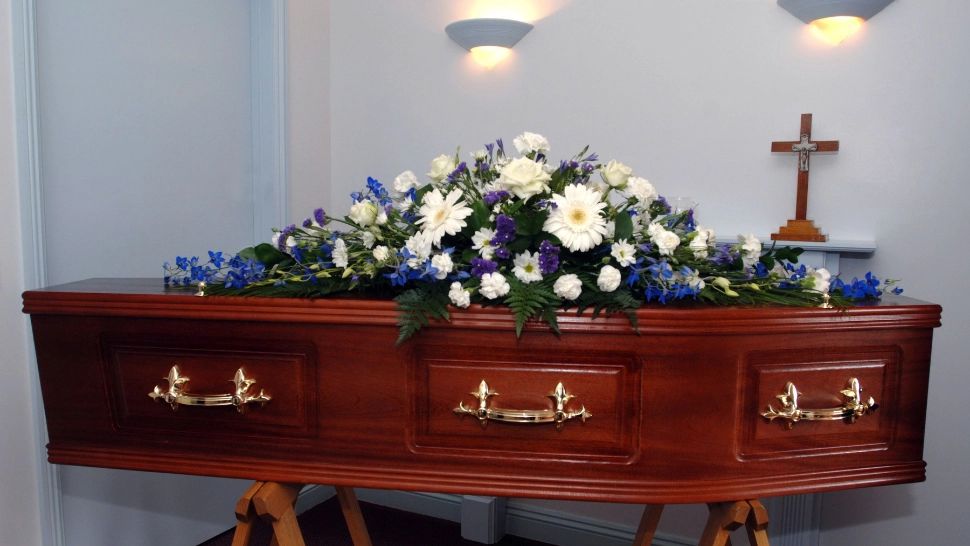 Un sicriu a luat foc într-o capelă din Târgu Jiu! Poliția a deschis dosar penal: de la ce ar fi pornit incendiul