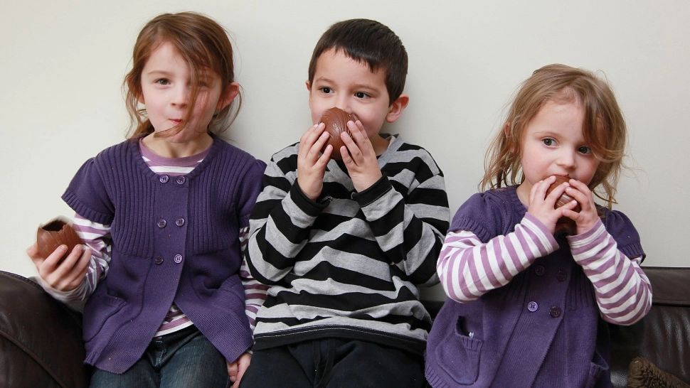 Ce alimente specifice Paștelui pot afecta sănătatea copiilor. Recomandarea specialiștilor: la ce trebuie să fie atenți părinții